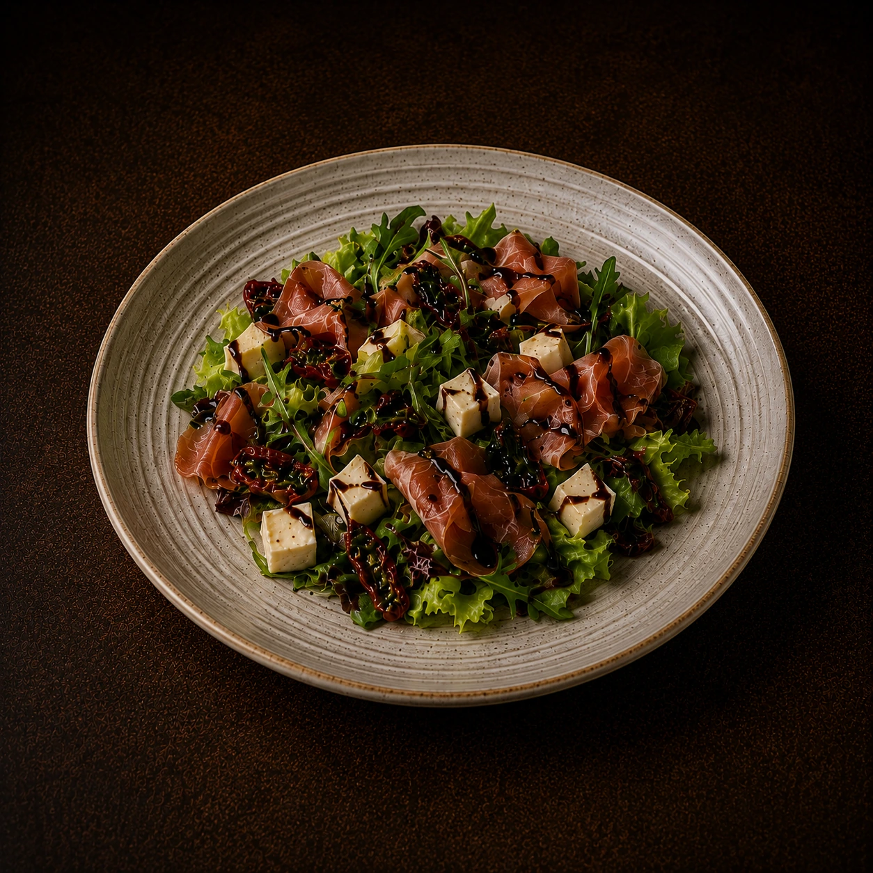 Foto do prato Salada de Folhas com Embutidos